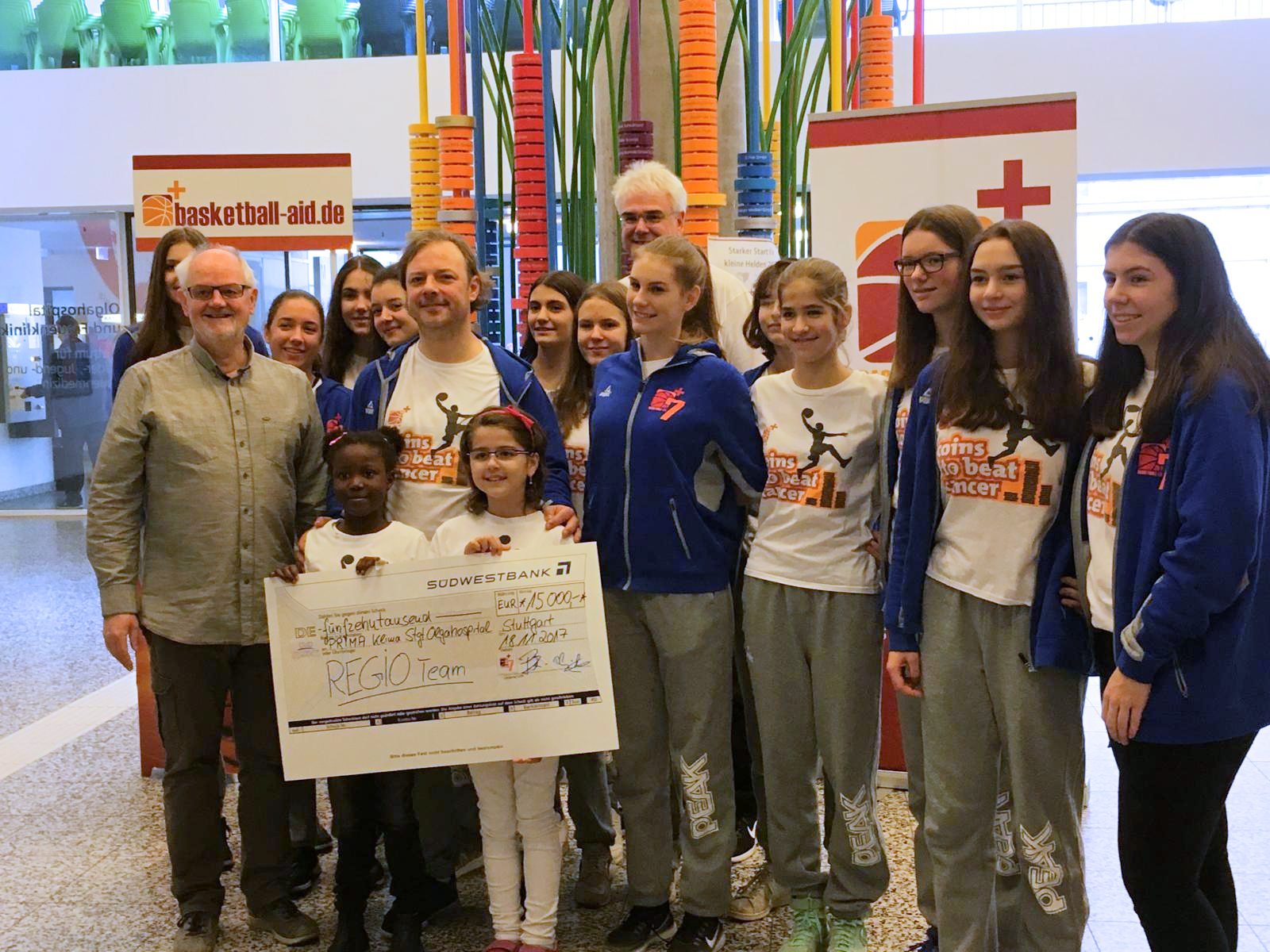 Spielerinnen des RegioTeams übergeben bei „coins to beat cancer“ einen Spendenscheck über 15.000 Euro im Olgahospital Stuttgart