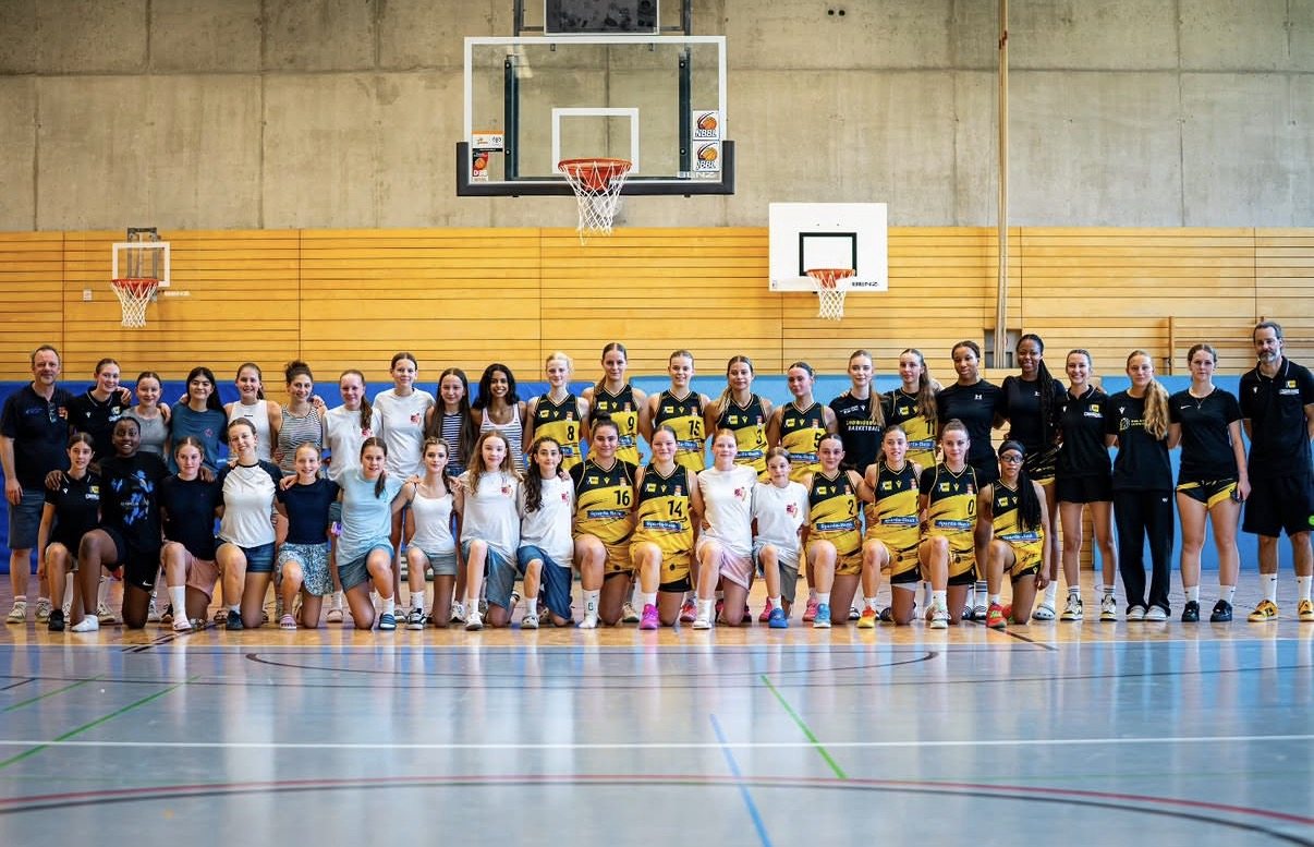 Die Spielerinnen und Trainer des RegioTeams Stuttgart in der Halle