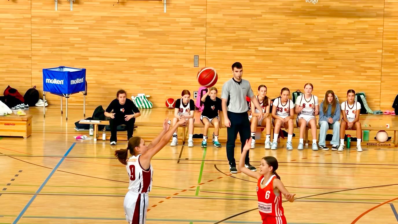 Eine RegioTeam-Spielerin mit der Nummer 9 an der Freiwurflinie, im Hintergrund die Bank