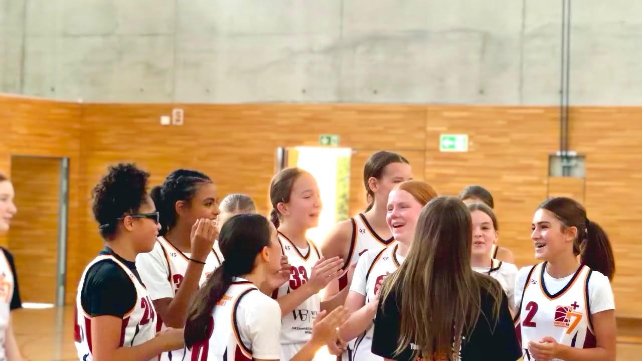 Lachende Spielerinnen der U14w nach dem Spiel