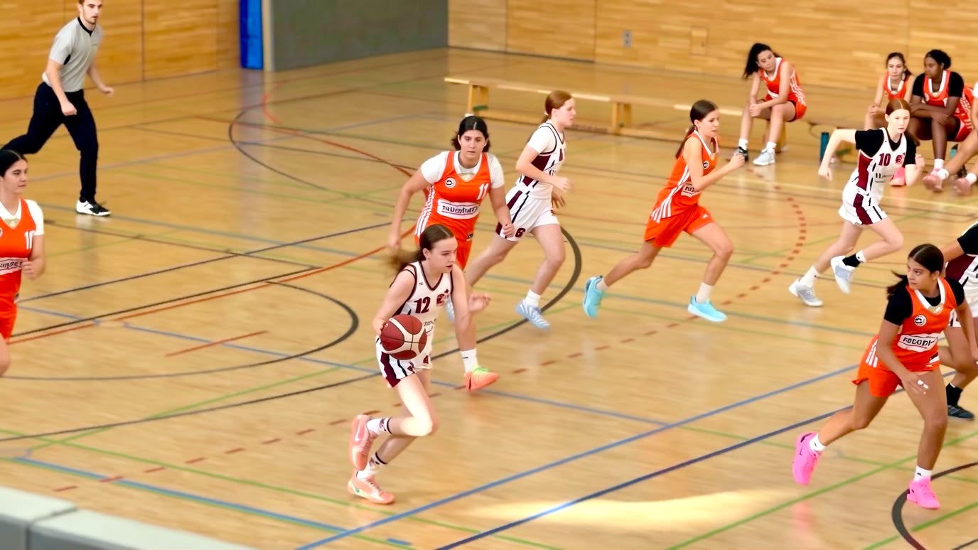 Eine RegioTeam-Spielerin mit der Nummer 12 dribbelt im Schnellangriff über das Feld