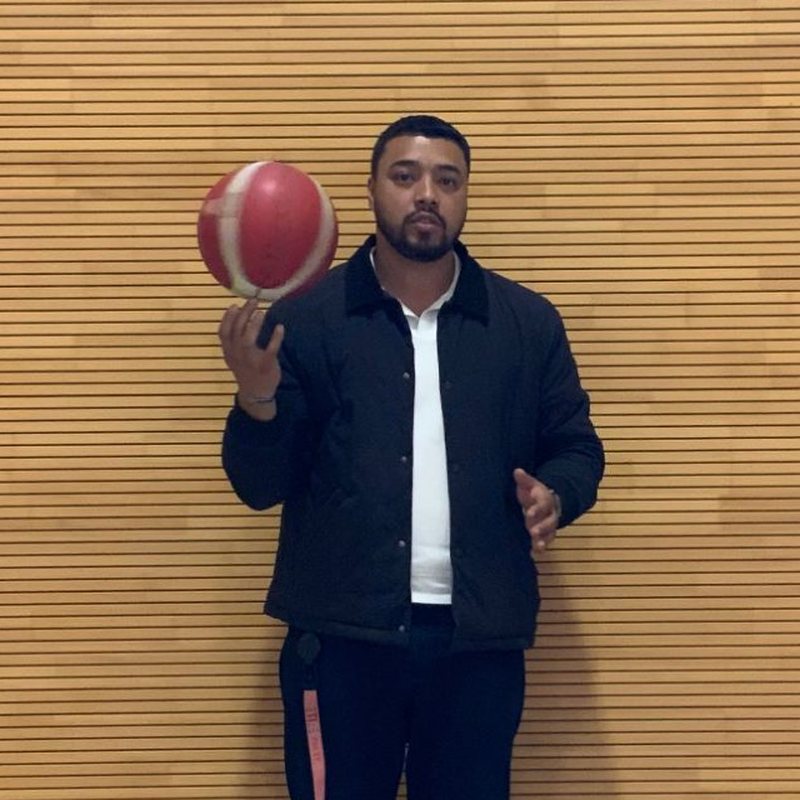 Mike Correa mit Basketball in der Halle